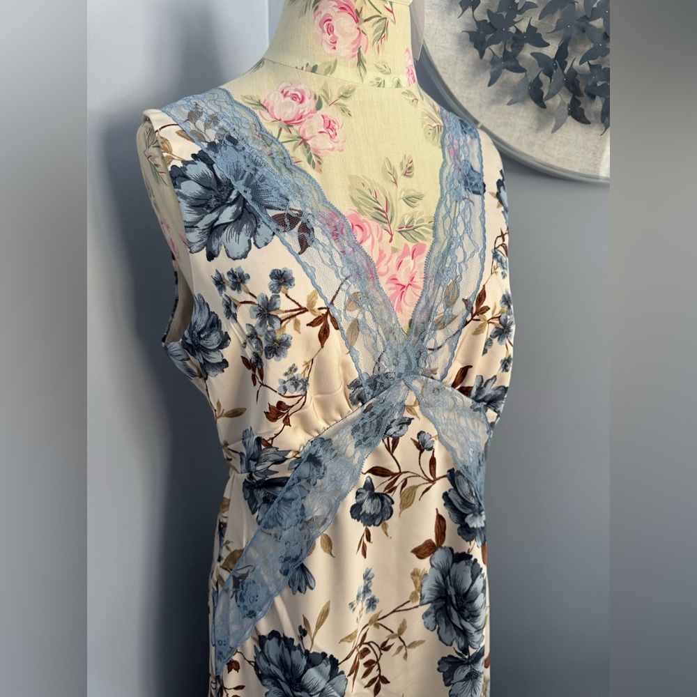 ๐ Sincerely Jules Blue Floral Lace-Trim Maxi Dress - Picture 3 of 10